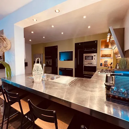 Maison De Village Ecusson - Entier - 160m2 - 4chambres - Centre - Terrasse - Climatise * 님