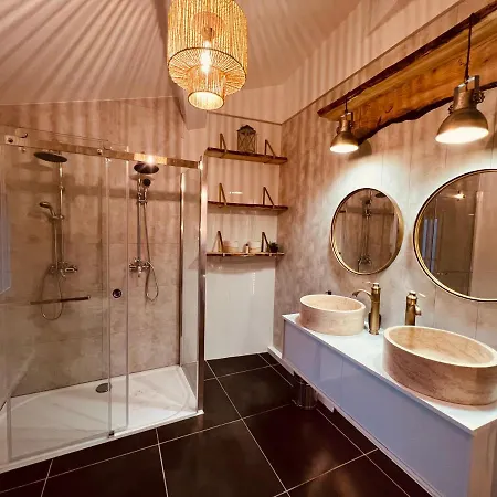 Maison De Village Ecusson - Entier - 160m2 - 4chambres - Centre - Terrasse - Climatise * 님