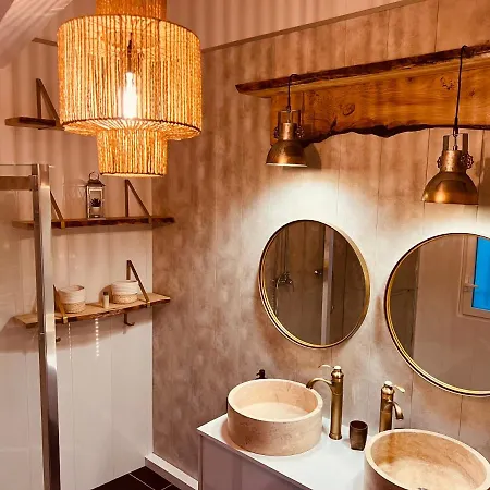 Maison De Village Ecusson - Entier - 160m2 - 4chambres - Centre - Terrasse - Climatise 아파트 님