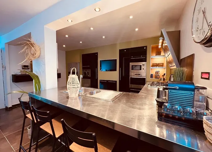 Maison De Village Ecusson - Entier - 160m2 - 4chambres - Centre - Terrasse - Climatise * נים