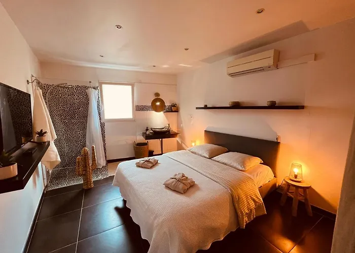 Maison De Village Ecusson - Entier - 160m2 - 4chambres - Centre - Terrasse - Climatise * נים